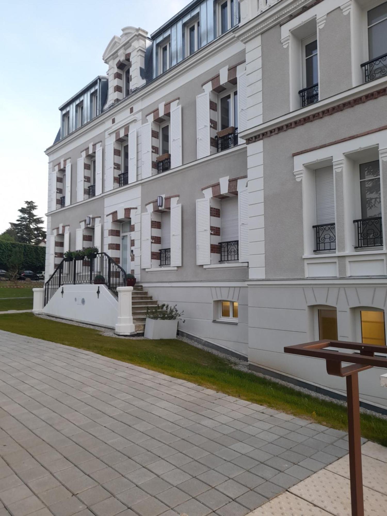 Appart Dans Petit Chateau En Centre Ville Lagny Exterior foto