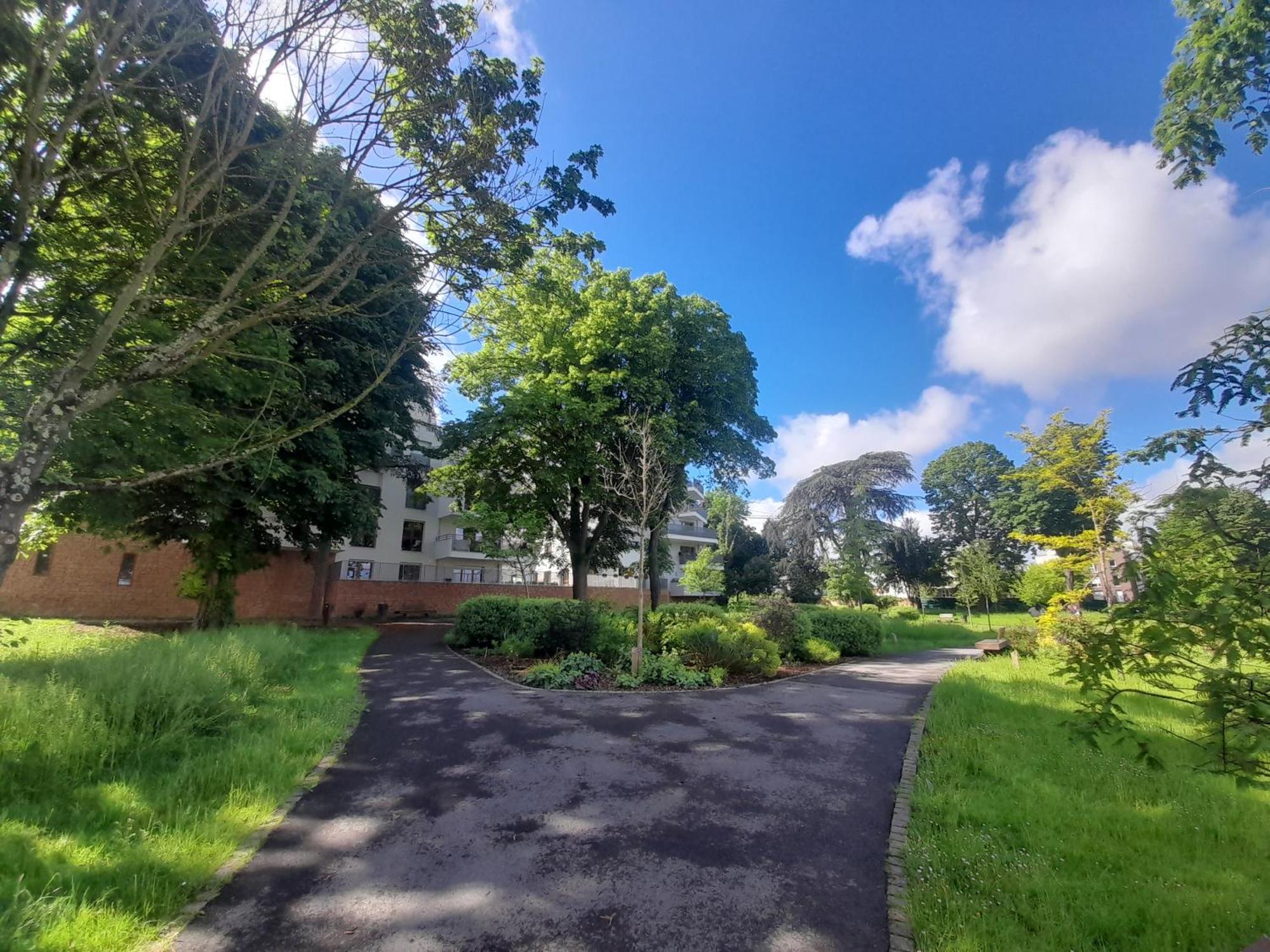 Appart Dans Petit Chateau En Centre Ville Lagny Exterior foto